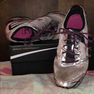 Mizuno Wave Prophecy 2(w) sneakers.